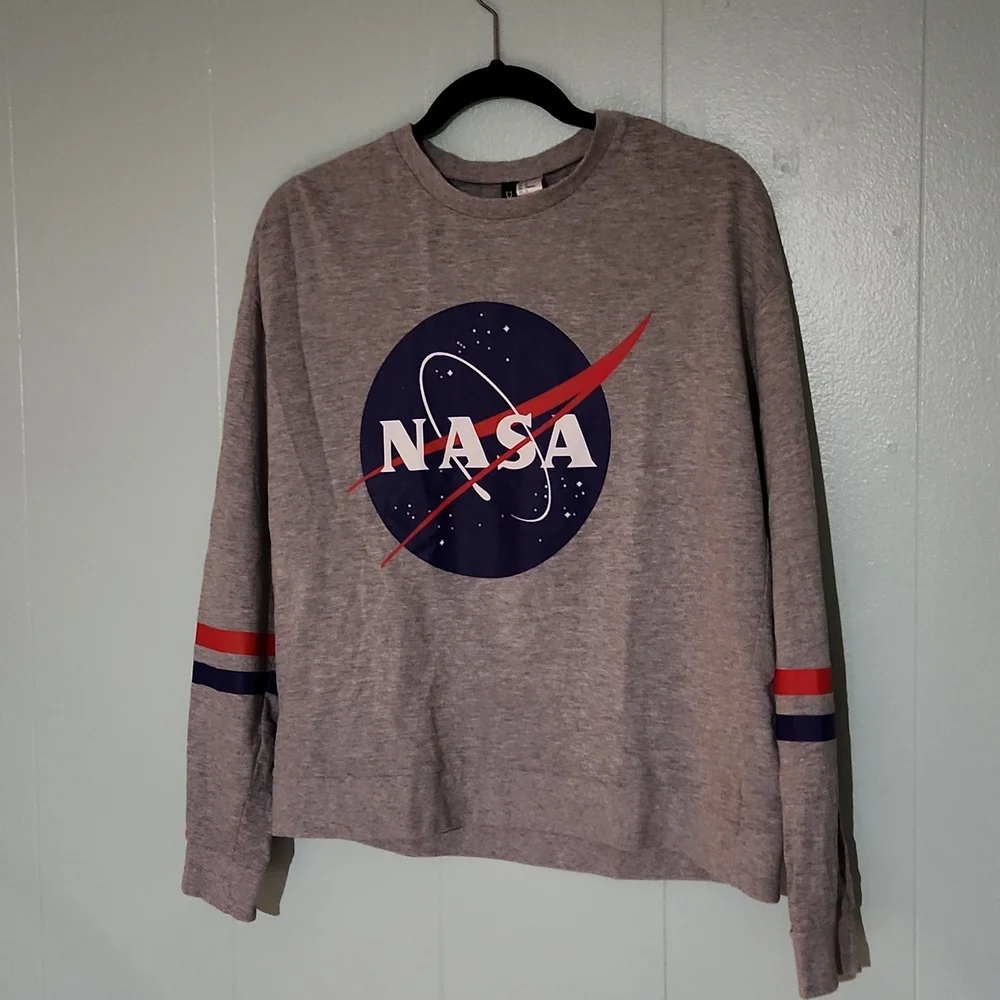 H & M Divided Nasa Longsleeve - Picture 6 of 7